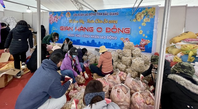 Cán bộ công đoàn tỉnh Bắc Giang đóng gói các mặt hàng để gửi tới công nhân tại gian hàng 0 đồng. Ảnh:  Nguyễn Yến 