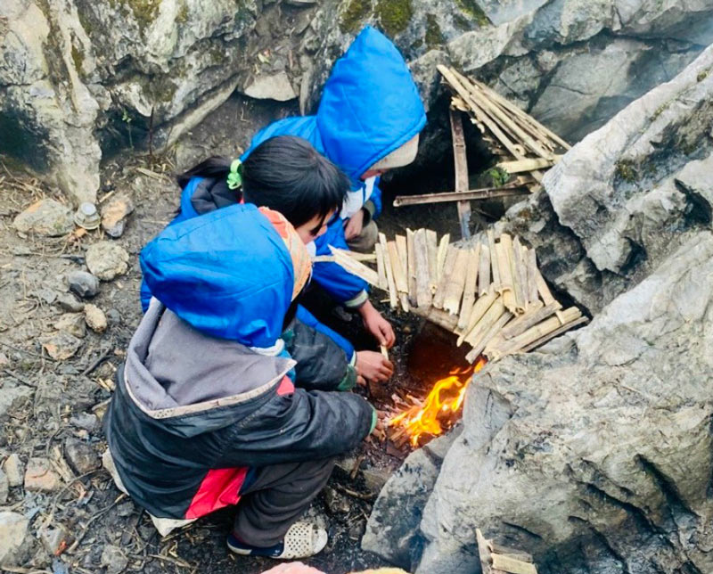 Học sinh huyện Bảo Lạc đốt lửa sưởi ấm, bám trường học con chữ. Ảnh: Tân Văn.
