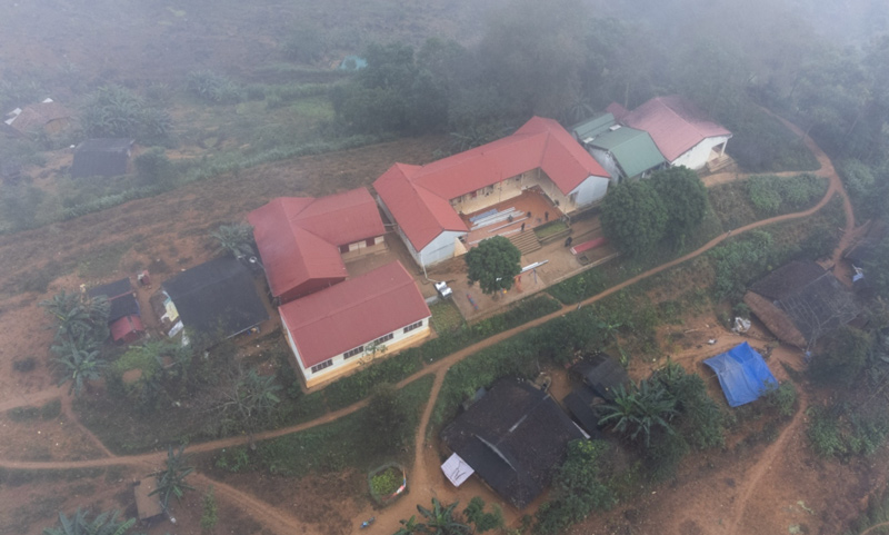 Cái lạnh, sương mù phủ quanh điểm trường Lũng Lìu. Ảnh: Tân Văn.