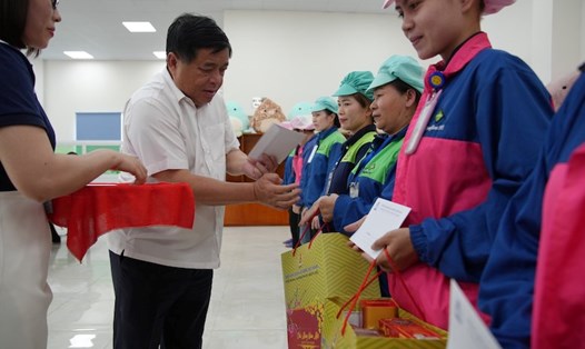 Bộ trưởng Bộ Kế hoạch và Đầu tư Nguyễn Chí Dũng đã thăm, tặng quà các gia đình chính sách, người lao động có hoàn cảnh khó khăn. Ảnh: Quỳnh Chi. 