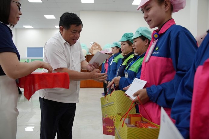 Bộ trưởng Nguyễn Chí Dũng tặng quà người lao động khó khăn tại Ninh Thuận