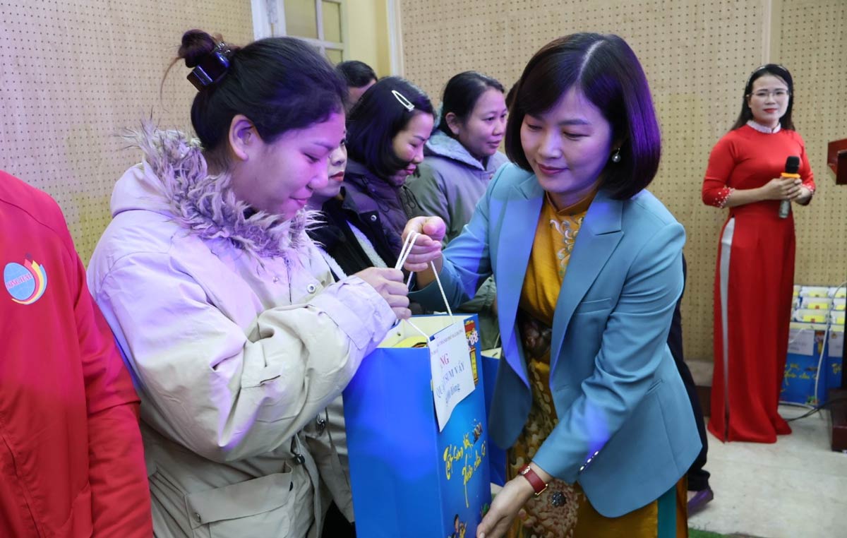 Liên đoàn Lao động TP Hải Dương tổ chức chương trình "Tết sum vầy - Xuân chia sẻ". Ảnh: Diệu Thúy