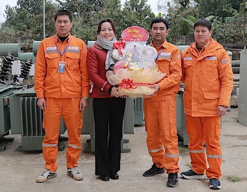 Bà Định Thị Thanh Bình - Phó Chủ tịch Công đoàn Điện lực Việt Nam trao quà cho người lao động. Ảnh: CĐĐLVN