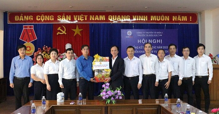 Ông Uông Quang Huy – Phó Chủ tịch Công đoàn Điện lực Việt Nam trao quà cho đại diện người lao động. Ảnh: CĐĐLVN