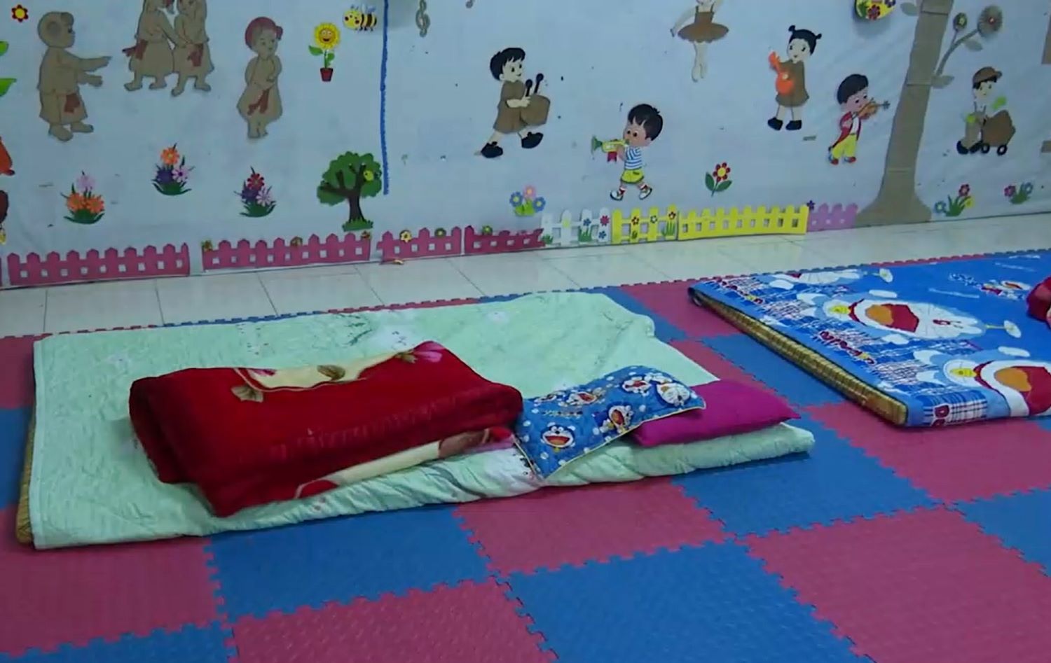Trường Mầm non thị trấn Quan Hóa (huyện miền núi Quan Hóa, Thanh Hóa) chuẩn bị đầy đủ chăn ấm để chống rét cho các học sinh. Ảnh: Minh Hoàng