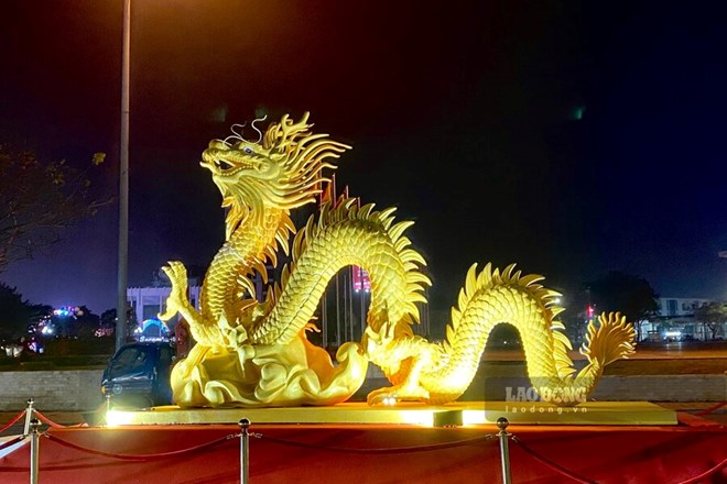 Linh vật Rồng đặt tại chợ hoa Thanh Niên, TP Việt Trì, tỉnh Phú Thọ lúc về đêm. Ảnh: Tô Công.