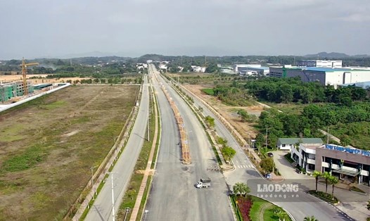 Tuyến đường cắt ngang khu công nghiệp Phú Hà, thị xã Phú Thọ. Ảnh: Tô Công.