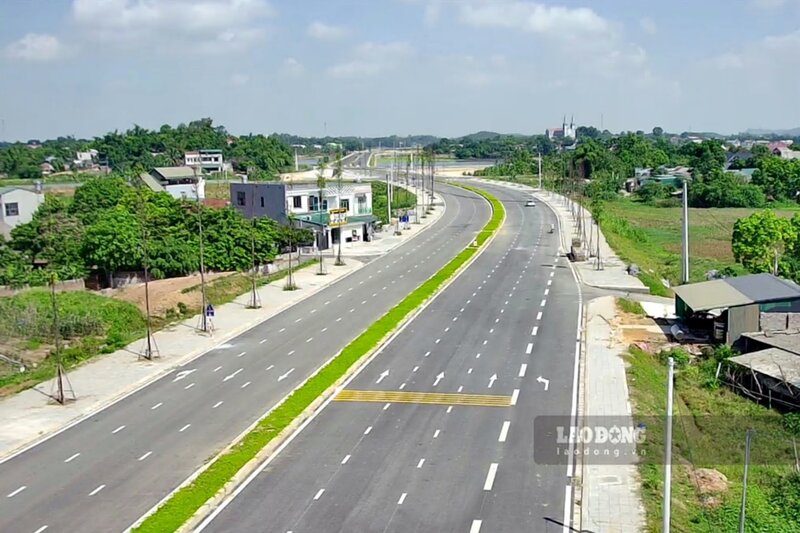 Đây cũng chính là tuyến đường vừa qua được gắn biển công trình kỷ niệm 120 năm thành lập thị xã Phú Thọ. Ảnh: Tô Công.