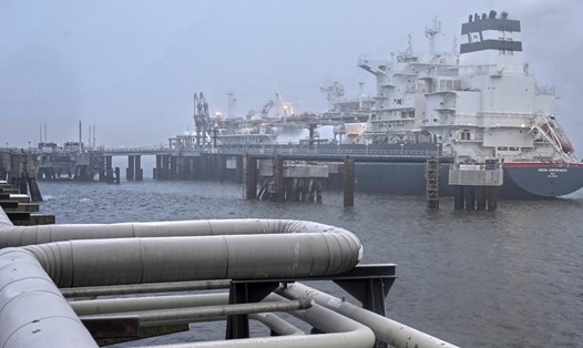 Trạm lưu trữ và tái khí hóa nổi (FSRU) Hoegh Esperanza trong lễ khai trương nhà ga LNG ở Wilhelmshaven, Đức, tháng 12.2022. Ảnh: AP