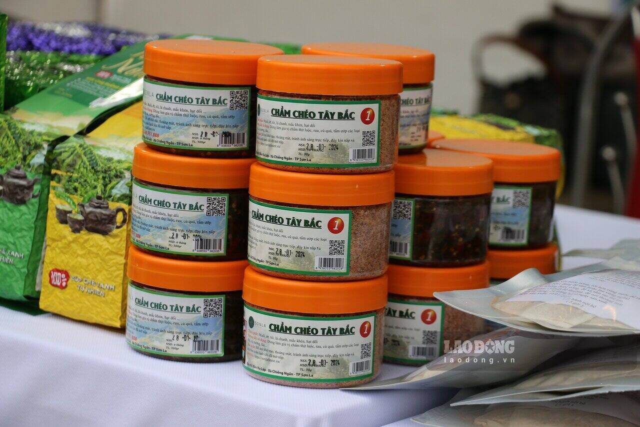 Các mặt hàng được bày bán gồm đồ dùng thiết yếu và nông sản của các địa phương trên địa bàn tỉnh Sơn La. Ảnh: Khánh Linh