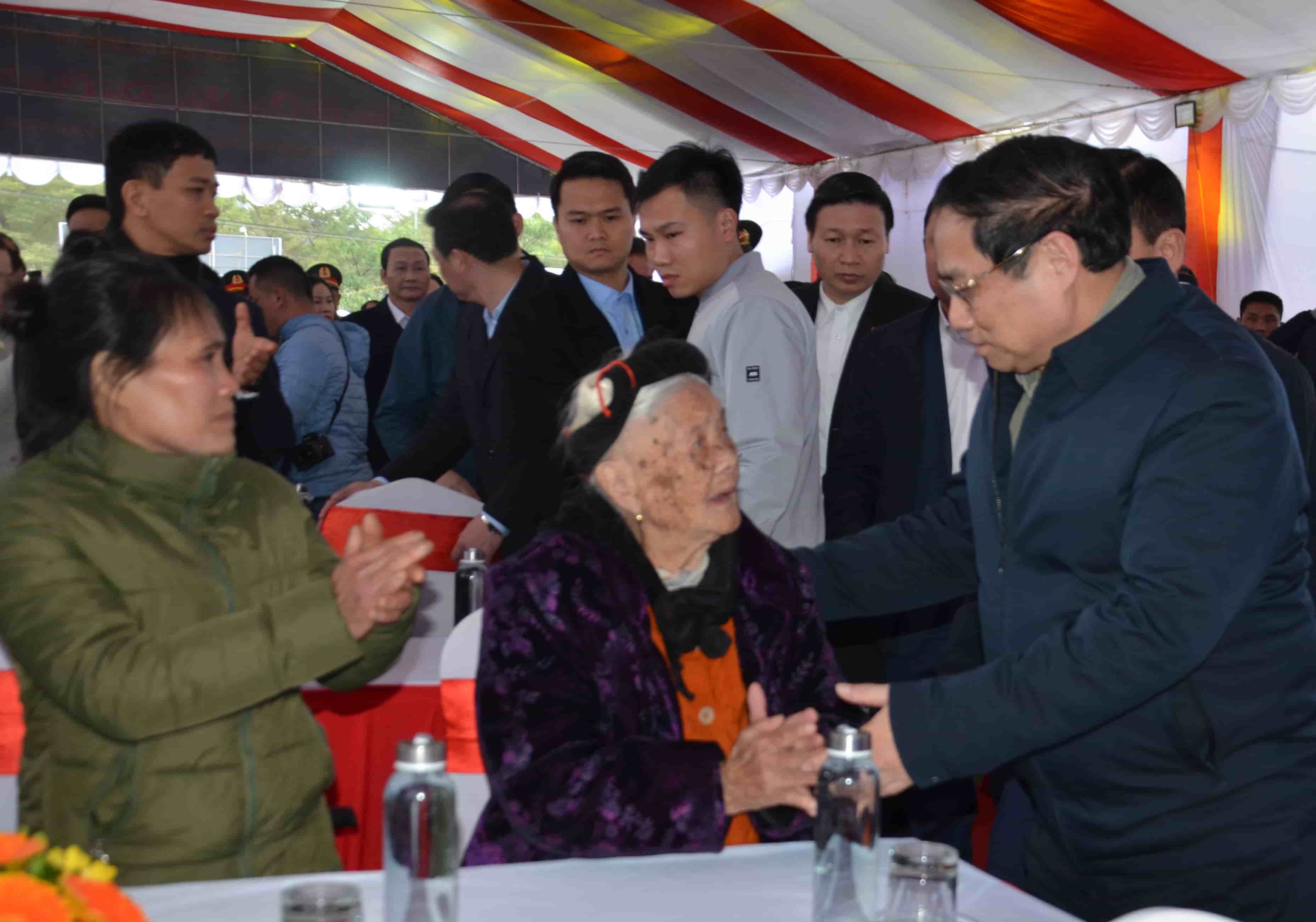 Thủ tướng Chính phủ Phạm Minh Chính thăm hỏi động viên các gia đình người có công. Ảnh: Nguyễn Trường