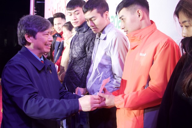 Ông Nguyễn Văn Cảnh - Chủ tịch Liên đoàn Lao động tỉnh Bắc Giang trao quà tới công nhân tại chương trình. Ảnh: Quyết Chiến 