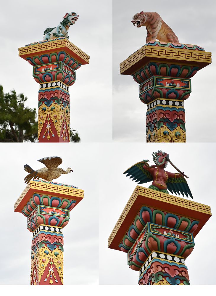 Các linh vật được cách điệu trên các cây cột ở sân lớn trước tòa chánh điện.