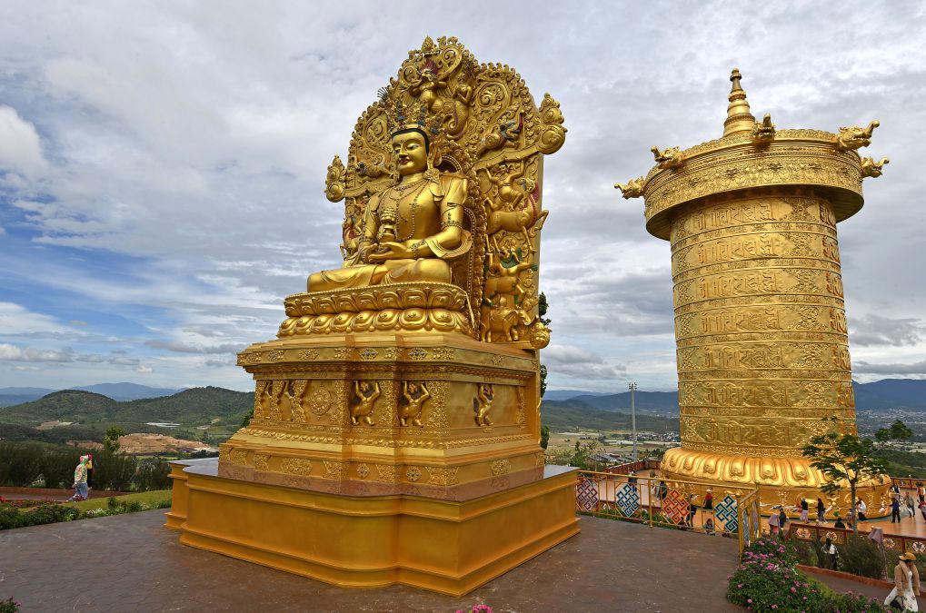 Tượng Phật khổng lồ và Đại bảo tháp Kinh luân.