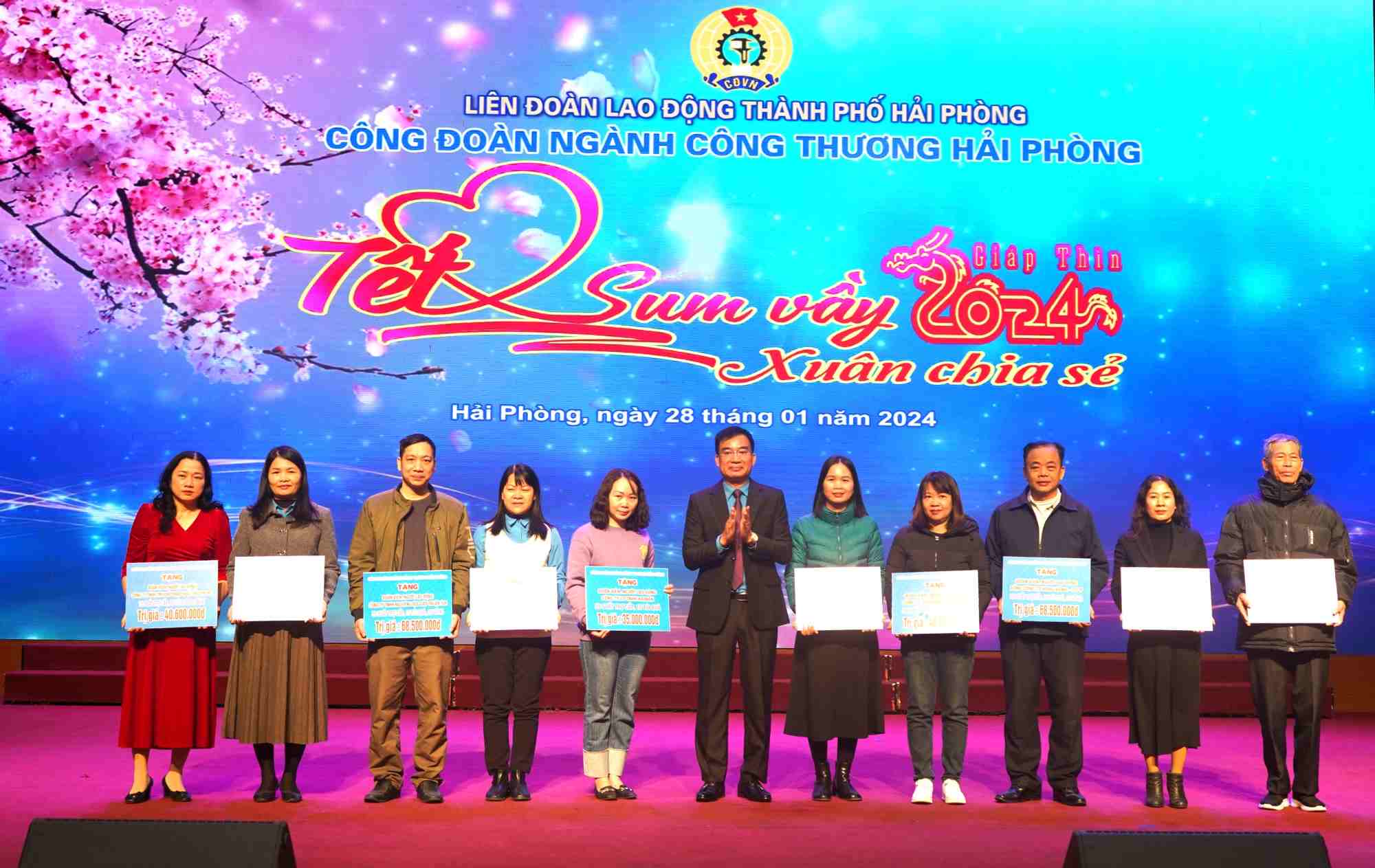 Lãnh đạo Công đoàn Công Thương Hải Phòng trao các suất quà Tết cho các đơn vị. Ảnh: Mai Dung