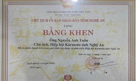 Ông Nguyễn Anh Tuấn - Chủ tịch Hiệp hội Karatedo Nghệ An được Chủ tịch UBND tỉnh Nghệ An tặng Bằng khen. Ảnh: Hải Đăng