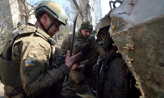 Binh sĩ Ukraina sửa  xe bọc thép bị hỏng ở Chasive Yar, phía tây Bakhmut, ngày 10.4.2023. Ảnh: Xinhua
