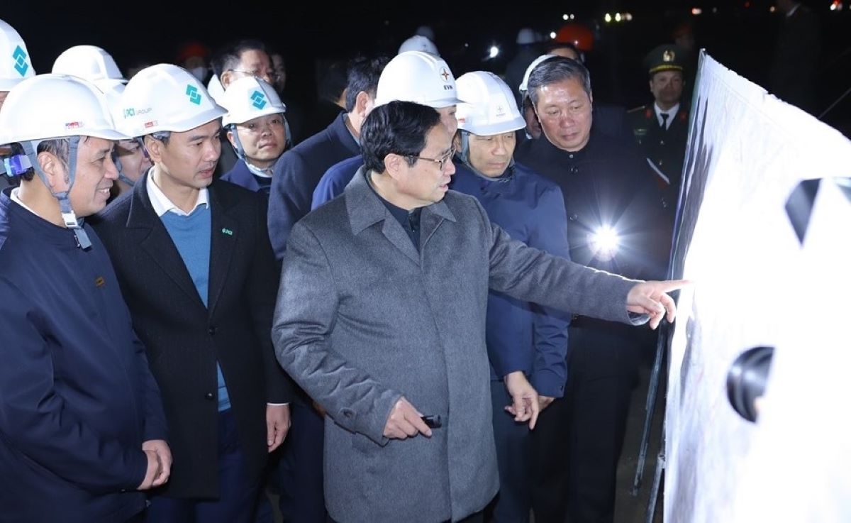 Thủ tướng Phạm Minh Chính kiểm tra tiến độ dự án đường dây 500kV tại Thanh Hóa. Ảnh: M.H