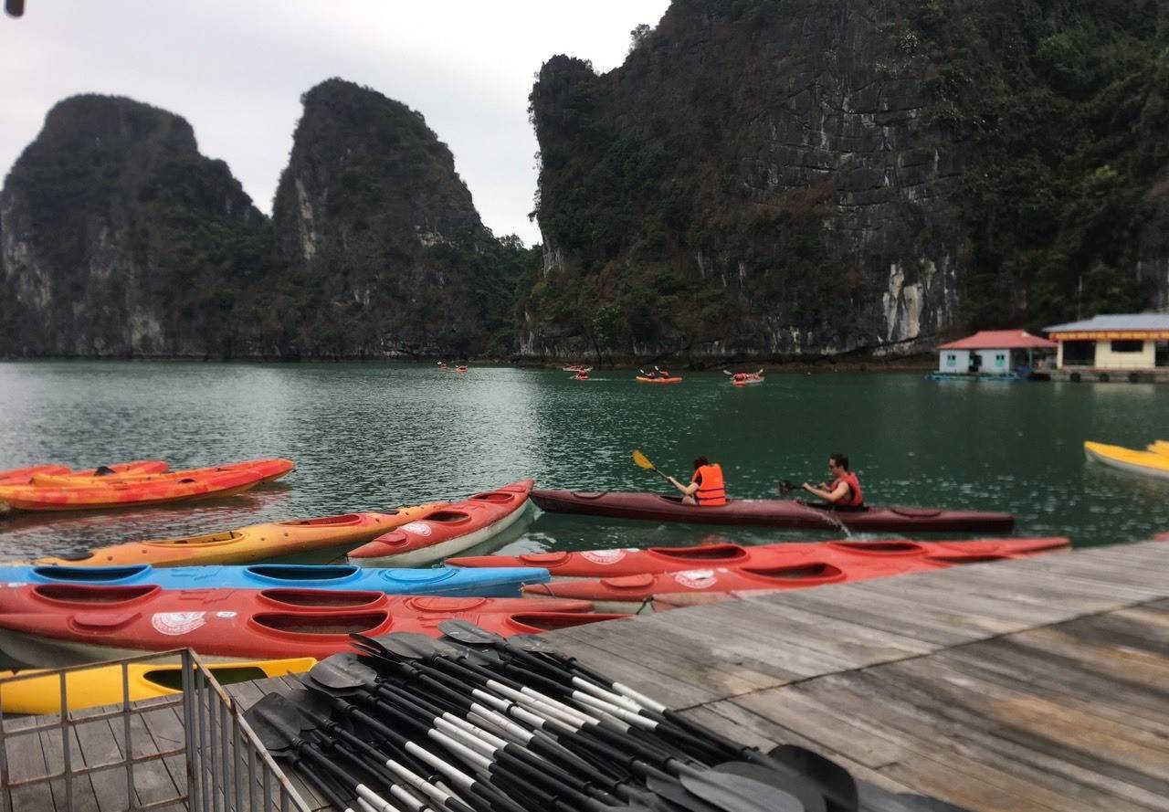 Dịch vụ chèo kayak hiện mới chỉ có ở một số khu vực giữa vịnh Hạ Long và thường chỉ phục vụ khách nghỉ đêm. Ảnh: Nguyễn Hùng