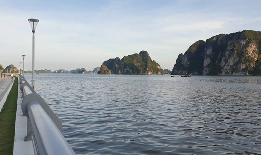 Khu vực mặt nước ven đường ven biển Trần Quốc Nghiễn phù hợp cho loại hình chèo kayak. Ảnh: Nguyễn Hùng