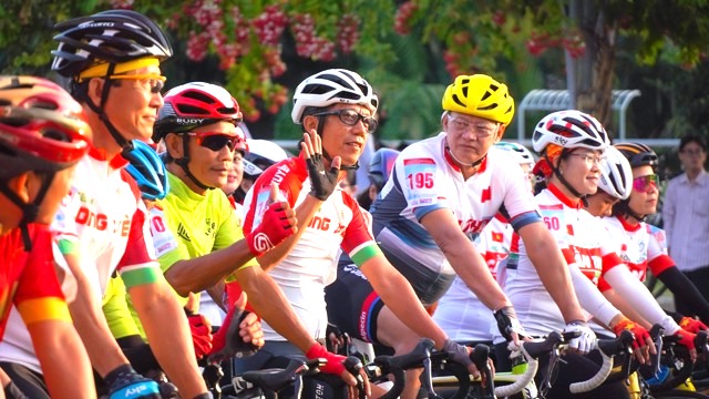 Các vận động viên (VĐV) hào hứng tham gia tranh tài trong giải xe đạp mừng xuân mới 2024.