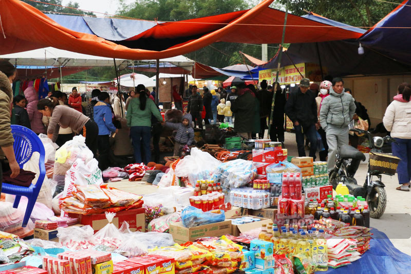 Phiên chợ Xuân Hòa Bình diễn ra từ ngày 25.1 đến hết ngày 28.1.2023 tại chợ xã Độc Lập với hàng loạt gian hàng bày bán nhiều mặt hàng đặc trưng của các địa phương trên địa bàn tỉnh. Ảnh: Khánh Linh 
