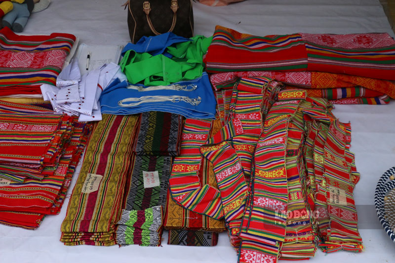 Ngoài ra, các sản phẩm vải, thổ cẩm đặc trưng của dân tộc Mường, Thái trong tỉnh được đem đến phiên chợ trưng bày để người dân, du khách trải nghiệm. Ảnh: Đinh Đại 