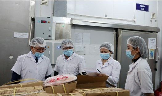 Cơ quan chức năng kiểm tra tại doanh nghiệp chế biến thực phẩm. Ảnh: Cổng thông tin điện tử tỉnh Bắc Ninh
