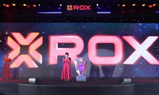 Chủ tịch HĐQT Nguyễn Thị Nguyệt Hường và thời khắc chính thức công bố chuyển đổi sang thương hiệu ROX Group. Ảnh: Nga Vũ