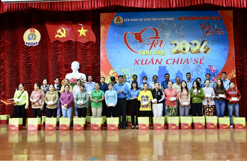 Lãnh đạo LĐLĐ tỉnh Bình Thuận trao quà Tết cho đoàn viên, người lao động có hoàn cảnh khó khăn. Ảnh: Duy Tuấn 