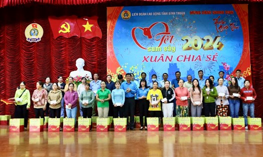 Lãnh đạo LĐLĐ tỉnh Bình Thuận trao quà Tết cho đoàn viên, người lao động có hoàn cảnh khó khăn. Ảnh: Duy Tuấn 