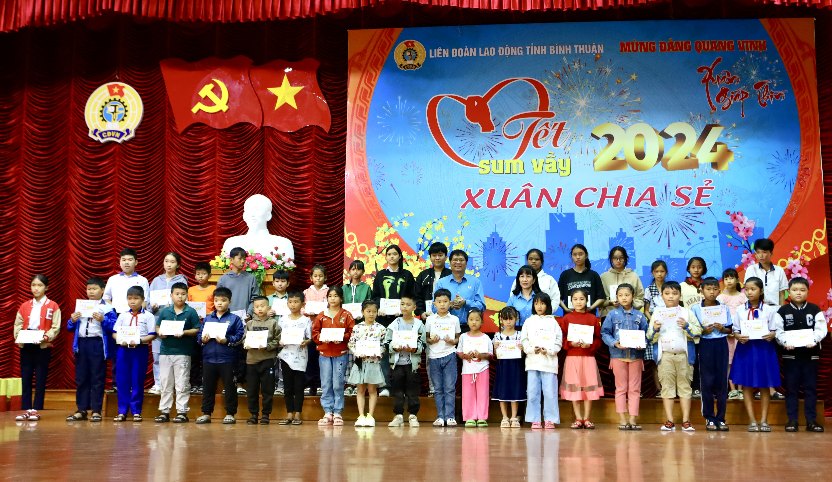 Con của đoàn viên, công nhân lao động khó khăn thuộc Công đoàn các Khu công nghiệp tỉnh được nhận quà tết của LĐLĐ tỉnh Bình Thuận. A1:n 