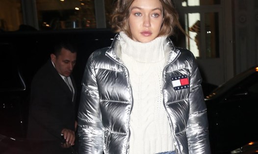 Nữ siêu mẫu Gigi Hadid luôn yêu thích kết hợp áo phao với áo thun, quần jeans vào mỗi mùa đông. Ảnh: Pixabay
