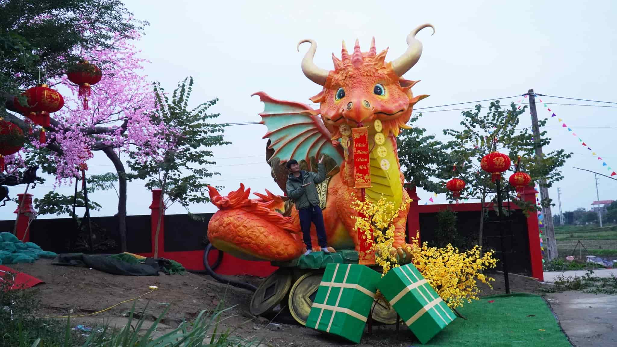 Tác phẩm do anh Bùi Văn Quân (32 tuổi) thực hiện tại Bắc Giang. Anh đặt tên cho bức tượng này là “Rồng hạnh phúc“. Anh hy vọng dù người lớn hay trẻ em khi nhìn vào bức tượng này đều cảm nhận được sự dễ thương và thân thiện. Ảnh: Văn Quân