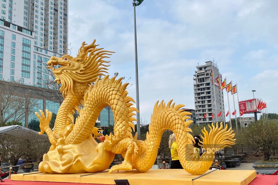 Hình ảnh linh vật Rồng đang được đặt tại chợ hoa Thanh niên năm 2024 của Trung tâm Thanh thiếu nhi Hùng Vương, trong khu vực của Quảng trường Hùng Vương. Ảnh: Tô Công