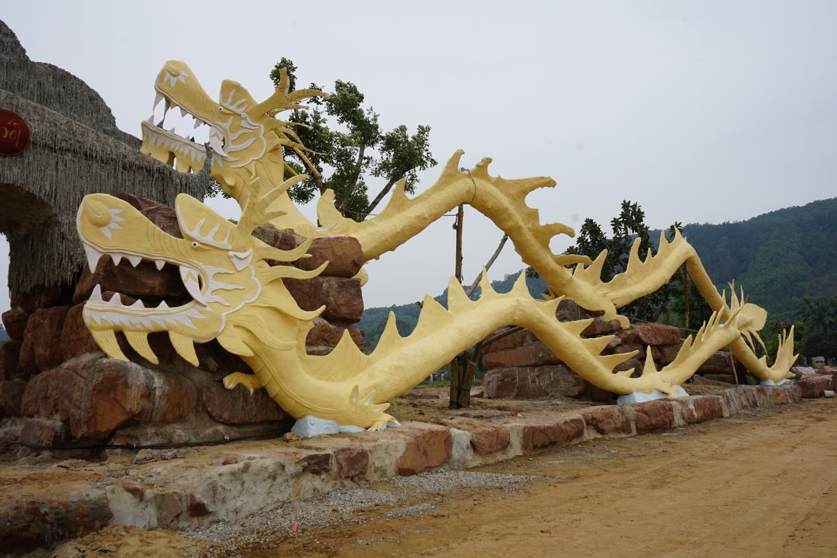 Tại khuôn viên của một doanh nghiệp ở xã Tiên Trang, huyện Quảng Xương, Thanh Hóa xuất hiện 4 hình tượng rồng khá đồ sộ. Sau khi các hình tượng rồng trên xuất hiện, đã thu hút sự chú ý của cộng đồng mạng, nhiều người cho rằng hình tượng rồng trên “giống con lươn” hoặc “con cá hố“. Được biết, hai cặp hình tượng rồng có chiều dài khoảng 60m và cao khoảng 6m. Ảnh: Quách Du