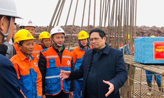 Thủ tướng Chính phủ kiểm tra và thăm hỏi công nhân thi công đường dây 500kV mạch 3. Ảnh: Cường Ngô