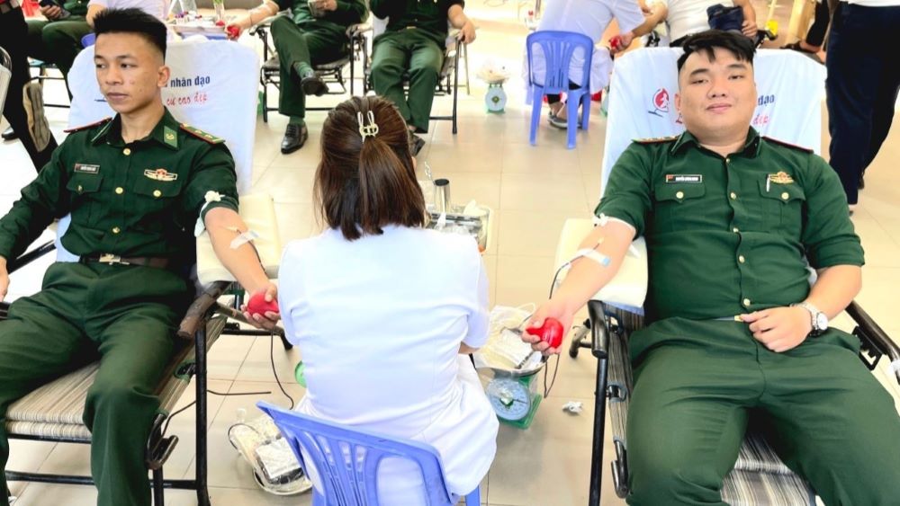Cán bộ, đoàn viên biên phòng tại Đà Nẵng hưởng ứng ngày hội hiến máu. Ảnh: Doãn Quang