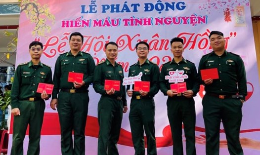 Cán bộ, đoàn viên Biên phòng Đà Nẵng tham gia hiến máu tình nguyện. Ảnh: Doãn Quang