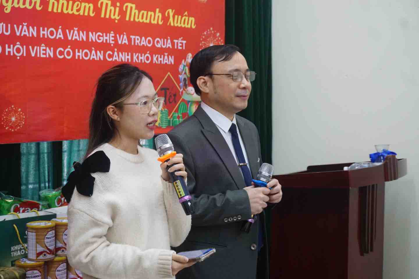 Anh Thành, Chủ tịch Hội Người mù quận Thanh Xuân gửi lời chúc Tết tới các hội viên. Ảnh: Nhật Minh
