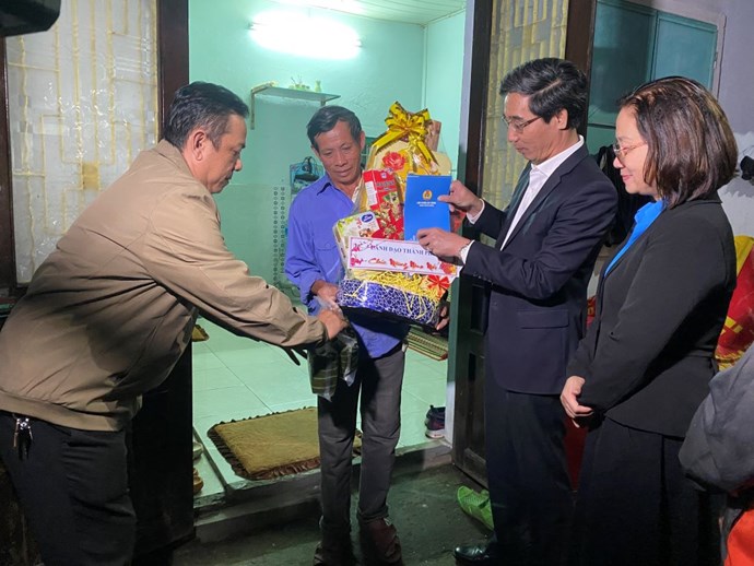 Lãnh đạo UBND thành phố cùng Liên đoàn Lao động thành phố Đà Nẵng thăm và tặng quà cho công nhân lao động đón Tết xa quê. Ảnh: Văn Trực