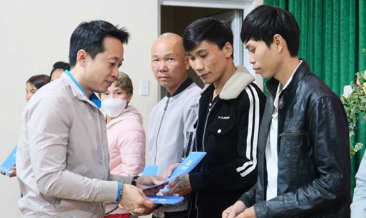 LĐLĐ quận Cẩm Lệ, Đà Nẵng trao 280 suất quà Tết đến công nhân lao động gặp khó khăn. Ảnh: Tường Minh