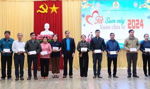 LĐLĐ huyện Hòa Vang, thành phố Đà Nẵng trao 805 suất quà Tết đến công nhân lao động. Ảnh: Vân Anh