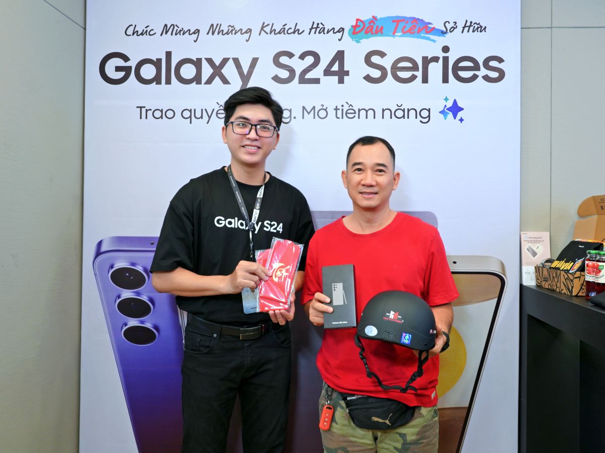 Những khách hàng đầu tiên nhận máy Samsung Galaxy S24 tại Minh Tuấn Mobile. Ảnh: Minh Tuấn Mobile