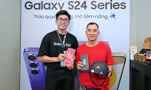 Những khách hàng đầu tiên nhận máy Samsung Galaxy S24 tại Minh Tuấn Mobile. Ảnh: Minh Tuấn Mobile
