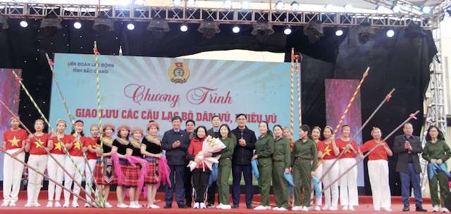 Lãnh đạo Liên đoàn Lao động tỉnh Bắc Giang tặng hoa chúc mừng các đội tham dự chương trình. Ảnh: Quyết Chiến 