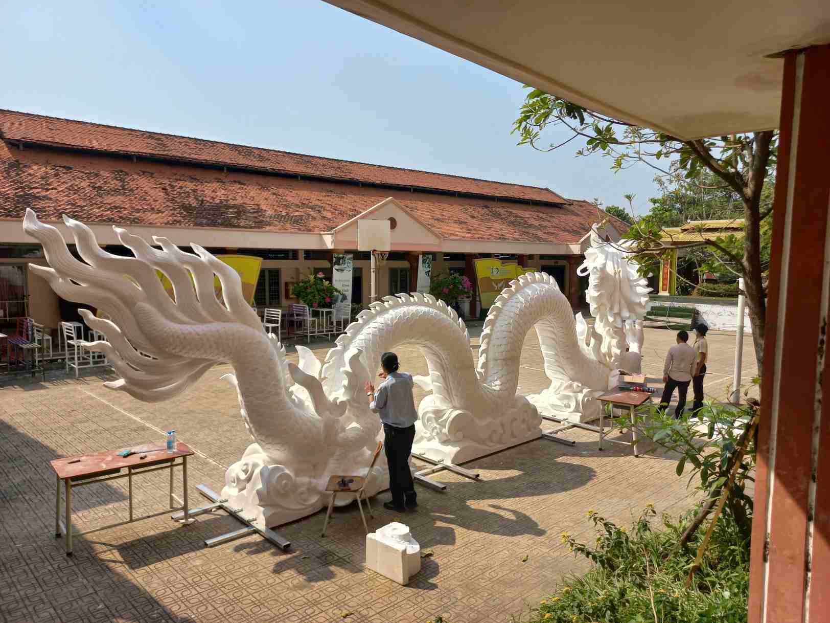 Đây là hình ảnh linh vật rồng đã hoàn thành phần tạo hình ở sân trường Trường Trung cấp Mỹ thuật - Văn hóa Bình Dương (phường Phú Cường, thành phố Thủ Dầu Một, tỉnh Bình Dương).