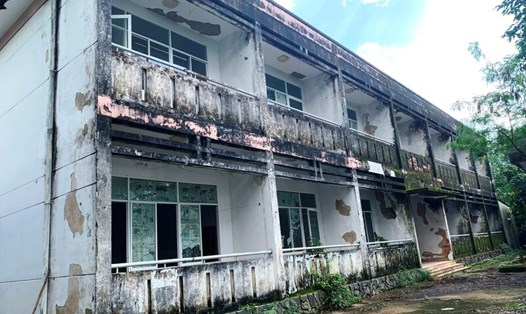 Nhiều hạng mục ở Trung tâm dạy nghề huyện Trà Bồng, tỉnh Quảng Ngãi đang bị bỏ hoang, gây lãng phí lớn. Ảnh: Ngọc Viên