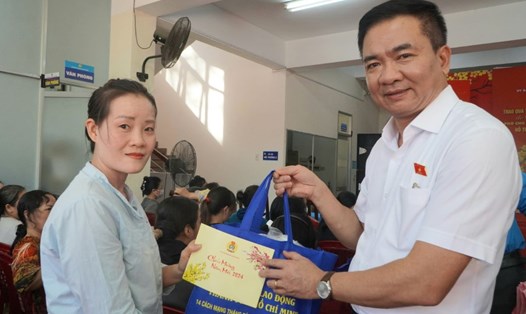 Trung tướng Nguyễn Minh Đức - Phó Chủ nhiệm Ủy ban Quốc phòng và an ninh của Quốc hội -  tặng quà cho công nhân tại TPHCM. Ảnh: Chân Phúc