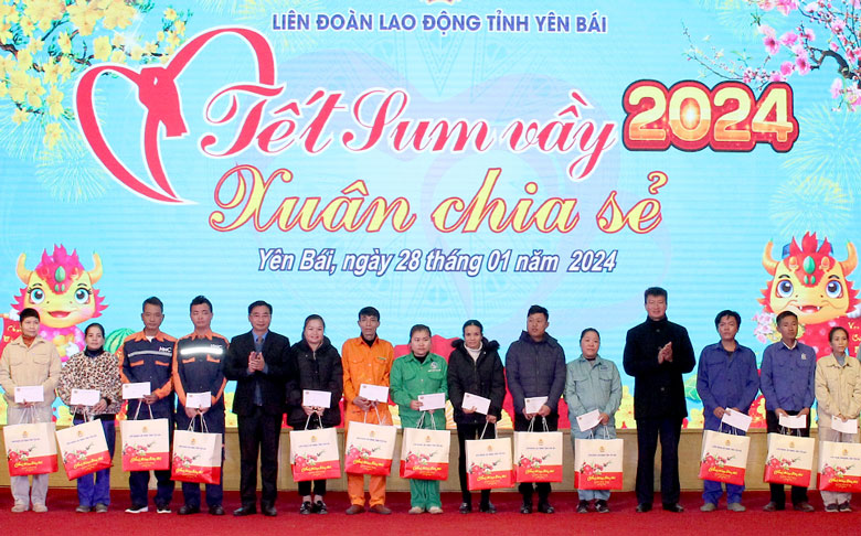 Chủ tịch UBND tỉnh Yên Bái Trần Huy Tuấn tặng quà cho đoàn viên, người lao động. Ảnh: Đức Toàn